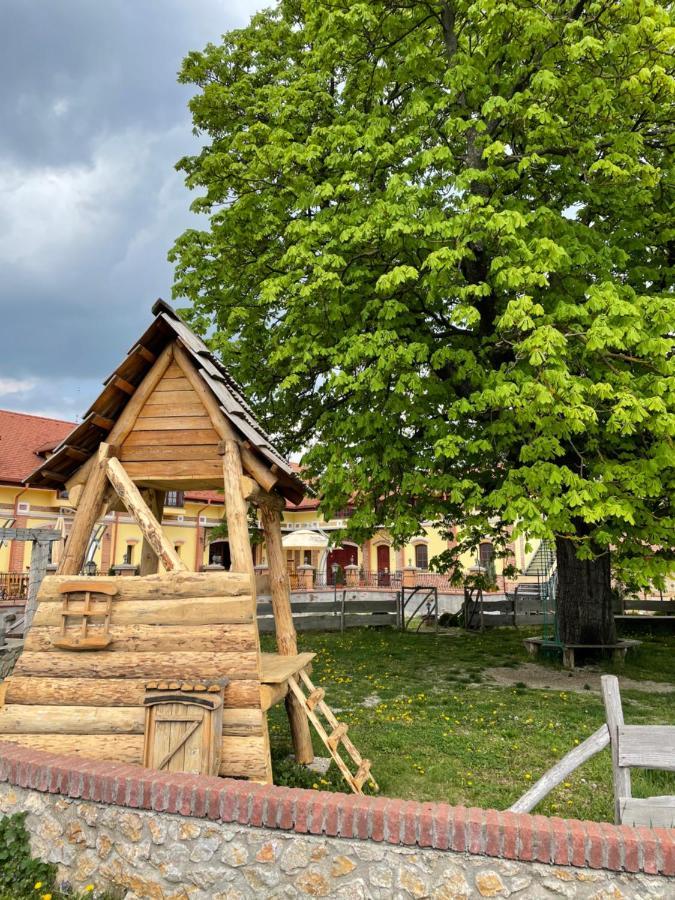 Kastely Grof Zichy Hotel Haniska ภายนอก รูปภาพ