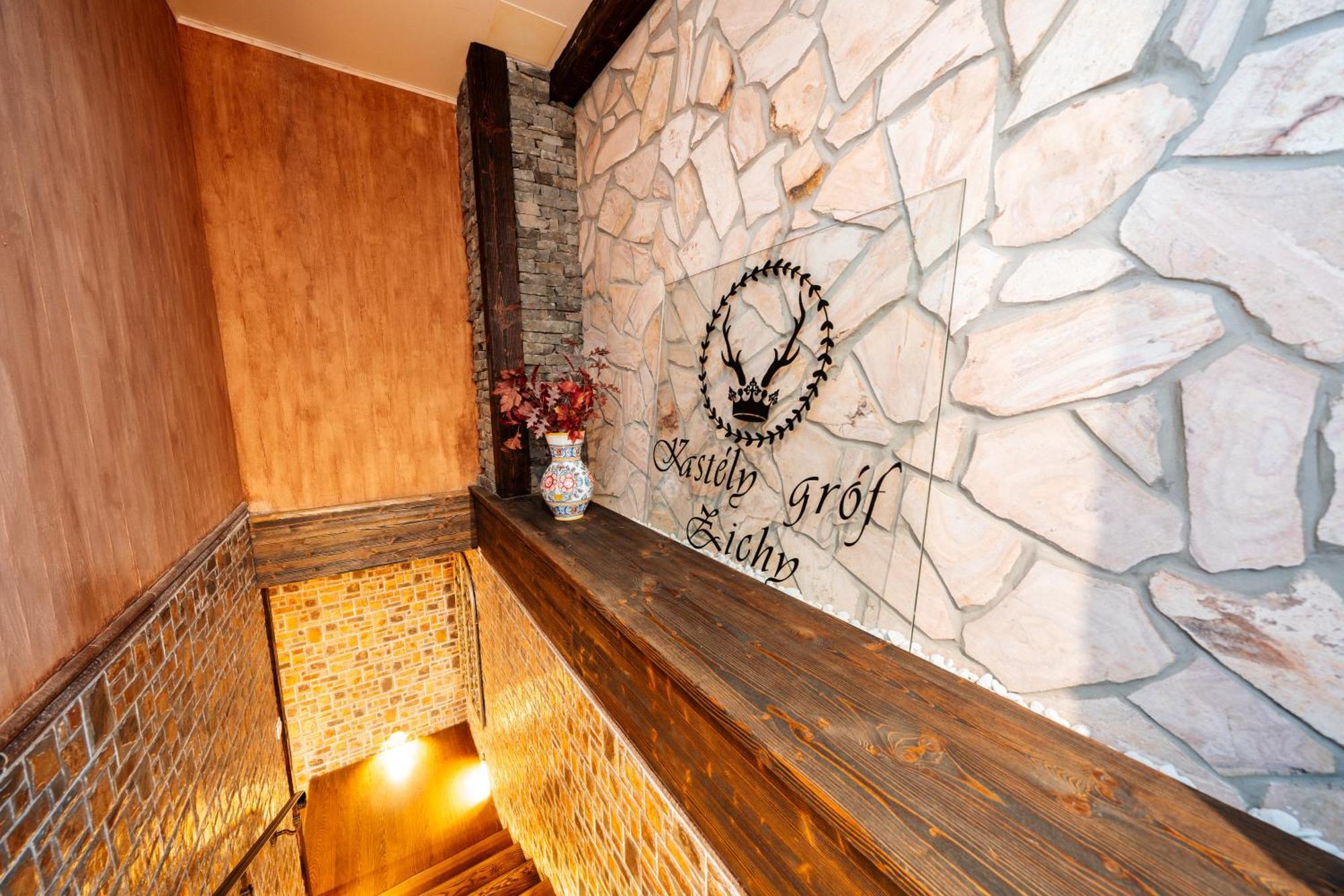 Kastely Grof Zichy Hotel Haniska ภายนอก รูปภาพ